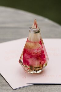 bruidsboeket of bloemen als herinnering in epoxy