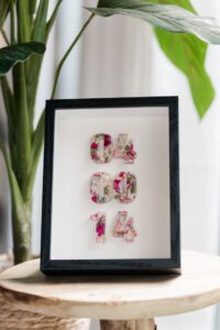 bruidsboeket of bloemen als herinnering in epoxy