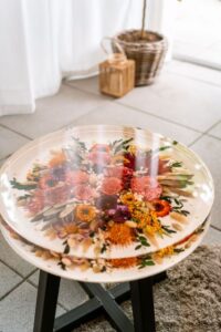 bruidsboeket of bloemen als herinnering in epoxy